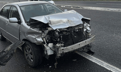 Eskişehir yolunda otomobil beton bariyerlere çarptı: 2 yaralı