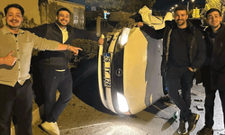 Eskişehir’de ilginç anlar: Kazalı araçla hatıra fotoğrafı çekildiler