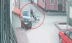 Eskişehir’de motosiklete çarpan sürücü kaldırıma çıkıp olay yerinden kaçtı