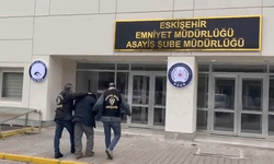 Eskişehir’de park halindeki aracı soydu, kameradan kaçamadı