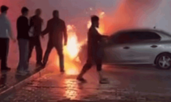 Gaziantep'te park halindeki otomobil alev alev yandı