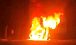 Gaziantep'te seyir halindeki işçi servisi alev topuna döndü