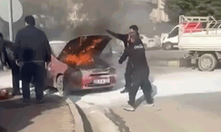 Gaziantep'te seyir halindeyken yanan otomobili çevredeki vatandaşlar söndürdü