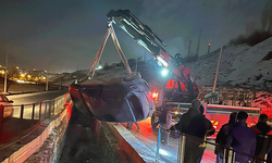 Hakkari'de kontrolden çıkan otomobil su kanalına düştü: 1 yaralı