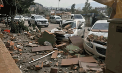 Hatay'da fırtına araçları duvar altında bıraktı