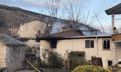 İstanbul'da evi yanan kadın uzun süre gözyaşı döktü