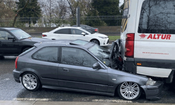 İstanbul'da kontrolden çıkan otomobil servis aracının altına girdi