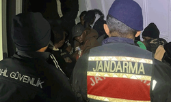 İzmir'de 27 düzensiz göçmen ve 4 göçmen kaçakçısı yakalandı