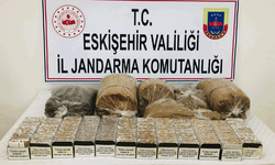 Kaçakçılara geçit yok: Araçtan telefonlar, dükkandan binlerce makaron çıktı