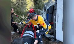 Kahramanmaraş'ta kamyon uçuruma yuvarlandı, sıkışan sürücü kurtarıldı