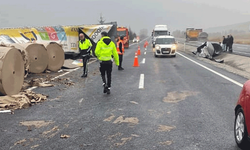 Kırıkkale'de yaban hayvanı kazaya yol açtı: Devrilen tırın üzerindeki demir plaka başka bir tıra çarptı