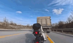 Kırklareli'nde tıra çarpan motosikletli yaralandı