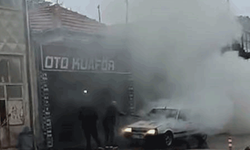 Kırşehir'de seyir halindeki otomobil yandı, esnaf yardıma koştu