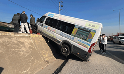 Kocaeli’de minibüs istinat duvarına çarptı