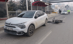 Malatya'da otomobille çarpışan motosikletli yaralandı