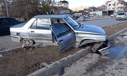 Malatya'da temizlik aracı ile çarpışan araç refüje çıktı