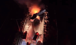 Manisa’da kaza yapan tırlar alev aldı