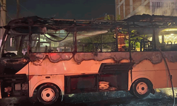 Manisa'da servis otobüsü alev alev yandı