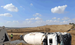Mardin'de devrilen beton mikserinin sürücüsü yaralandı
