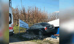 Mersin'de otomobil otobüs durağına çarptı