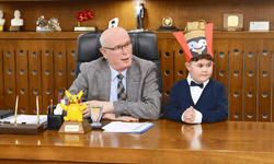 Miniklerden Başkan Kurt’a yeni yıl ziyareti