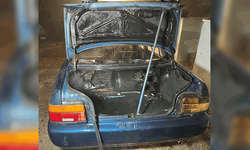 Sakarya'da park halindeyken yanan otomobil kullanılamaz hale geldi