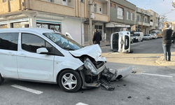 Şanlıurfa'da iki ticari araç çarpıştı