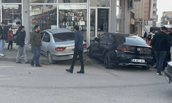 Şanlıurfa'da kontrolden çıkan otomobiller işyerinin vitrinine çarptı