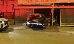 Sivas’ta fren yerine gaza basan sürücü, markete girdi