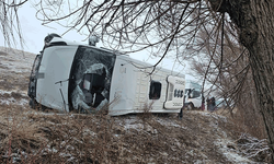 Sivas'ta okul servisi yan yattı, 14'ü öğrenci 15 kişi yaralandı