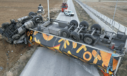 Afyon'da 25 ton mandalina taşıyan tır devrildi: Yol ulaşıma kapandı