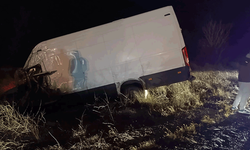 Afyon’da minibüs şarampole devrildi: 2 yaralı