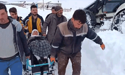 Ağrı'da yolu kapanan köyde mahsur kalan hasta 4 saatlik çalışmayla kurtarıldı