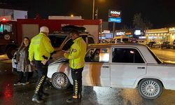 Antalya iki otomobilin çarpıştığı ve 3 kişinin yaralandığı kaza anı kamerada