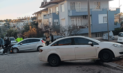 Antalya'da iki otomobil kavşakta çarpıştı: 2 yaralı