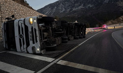Antalya'da karayolunda yem yüklü tır devrildi: 2 yaralı
