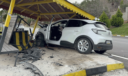 Antalya'da otomobil jandarma bekleme noktasına çarptı: 4 yaralı