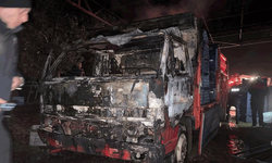 Antalya'da park halindeyken yanan kamyonet kullanılamaz hale geldi