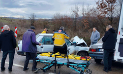 Balıkesir'de iki otomobil çarpıştı: 6 yaralı