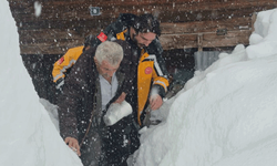 Bartın'da kar nedeniyle evinde mahsur kalan hastayı sağlık ekipleri kurtardı