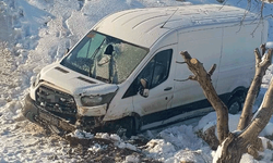 Batman'da kontrolden çıkan minibüs şarampole devrildi: 3 yaralı