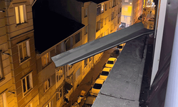 Beş katlı binadan sarkan metal parça paniğe neden oldu