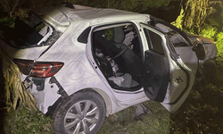 Bilecik'te bir otomobil tırlara çarptı: 2 yaralı