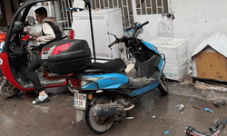 Binadan dökülen parçalar motosikletlere zarar verdi