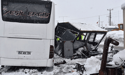 Bitlis’te korkutan kaza: Otobüs polis noktasına daldı