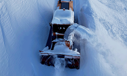 Bitlis'te köy yollarında 3 metreyi bulan karla mücadele