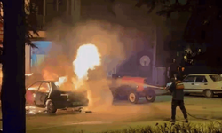 Bolu’da park halindeki otomobil alev alev yandı