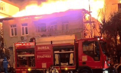 Bursa'da iki katlı evin çatısı alevlere teslim oldu