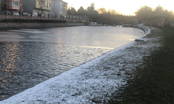 Buz tutan Porsuk Çayı’nda kartpostallık görüntüler