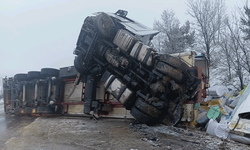 Çorum’da buzlanan yolda kayan tır devrildi: 1 yaralı